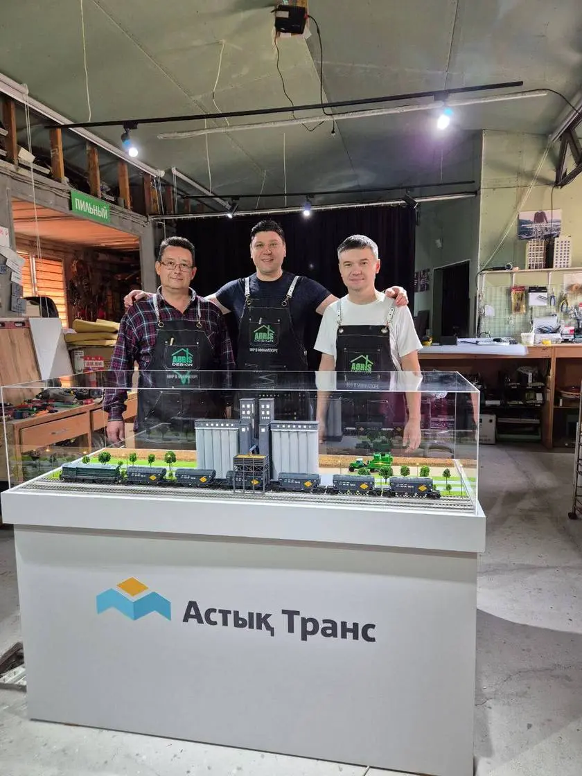 Макетчики Abris в алматинской мастерской за макетом зернового терминала Astyk Trans