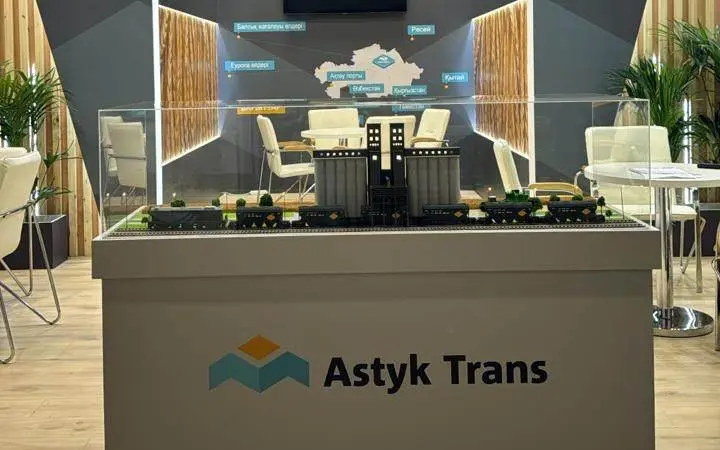 Выставочный стенд Astyk Trans — брендированный подиум, акриловый колпак, макет зернового терминала