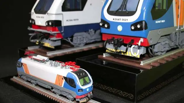 Макеты локомотивов KZ4A и KZ8A на подиумах, 1:25