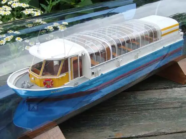 Сувенирный макет лодки в акриловой тубе, 1:20